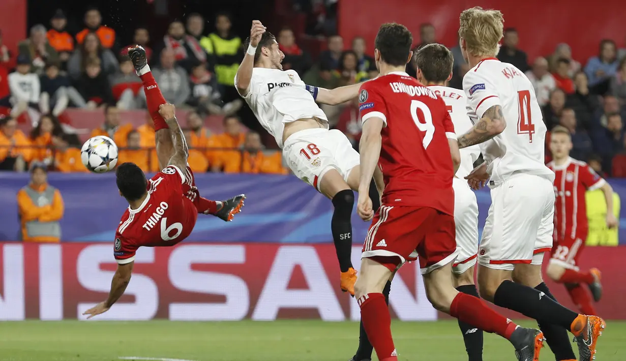 Aksi pemain Bayern, Thiago (kiri) melakukan tendangan salto ke gawang Sevilla pada leg pertama Liga Champions di Sanchez Pizjuan stadium, Seville, (3/4/2018) waktu setempat. Beyern menang 2-1. (AP/Miguel Morenatti)