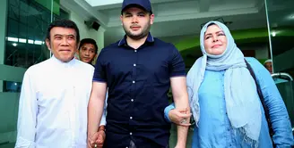 Penyanyi Ridho Rhoma, Kamis (25/1/2018) keluar dari Rumah Sakit Ketergantungan Obat (RSKO) Cibubur, Jakarta Timur. Ridho selesai menjalani rehabilitasi terkait ketergantungan obat. (Nurwahyunan/Bintang.com)
