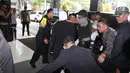 Terpidana terorisme Abu Bakar Baasyir berada dalam kursi roda saat akan menjalani pemeriksaan kesehatan di RSCM, Jakarta, Senin (16/4). Kedatangan Baasyir mendapat pengawalan ketat dari aparat. (Liputan6.com/Arya Manggala)