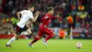 Pemain Benfica Jan Vertonghen (kiri) berebut bola dengan pemain Liverpool Roberto Firmino pada pertandingan sepak bola leg kedua perempat final Liga Champions di Stadion Anfield, Liverpool, Inggris, 13 April 2022. Pertandingan berakhir dengan skor 3-3. (AP Photo/Jon Super)
