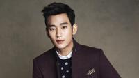 Banyak orang yang beranggapan jik Kim Soo Hyun senang dengan IU. Hal itu bermula saat Gong Hyojin mengatakan jika aktor itu bertindak lebih gagak saat ia berada di samping IU. (Foto: soompi.com)