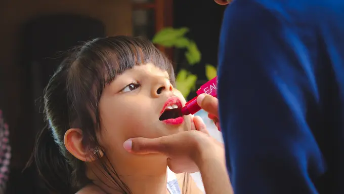 How To: 3 DIY Lipstick Homemade yang Ramah Untuk Anak-Anak