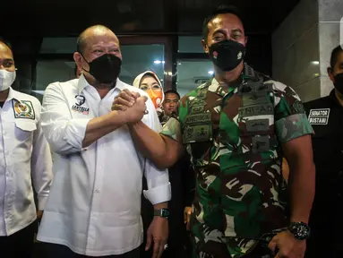 Panglima TNI Jenderal TNI Andika Perkasa bersalaman dengan Ketua DPD RI AA LaNyalla Mahmud Mattaliti di kawasan Kuningan,  Jakarta Selatan, Rabu (24/11/2021). Pertemuan berlangsung tertutup, Panglima TNI dalam beberapa hari ini melakukan kunjungan ke berbagai tempat. Liputan6.com/Johan Tallo)