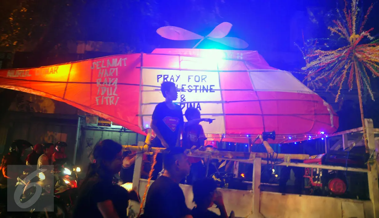 Anak-anak membawa lampion berbentuk helikopter saat pawai takbir lebaran di Jalan MT Haryono Semarang , Selasa, (5/7). Sambil mengumandangkan takbir, mereka membawa berbagai atribut mulai dari replika masjid , lampion hingga tokoh kartun. (Gholib)