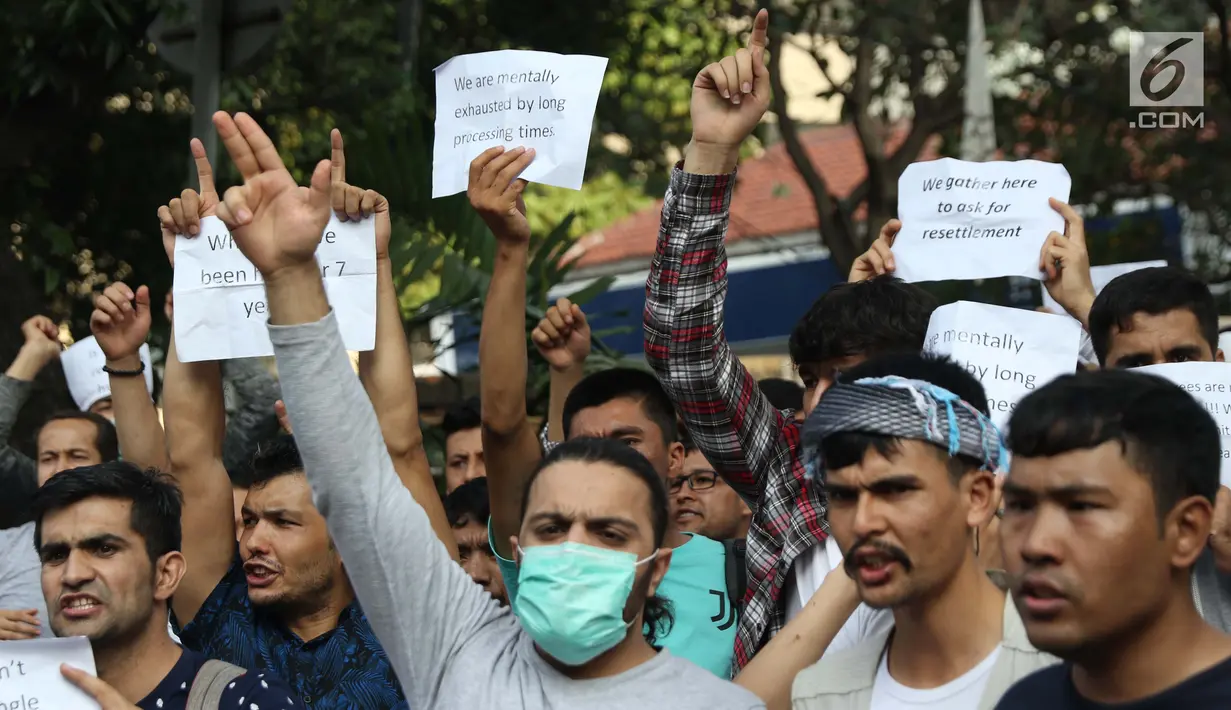 Pengungsi dari negara-negara berkonflik melakukan unjuk rasa di depan Kantor UNHCR, Jalan Kebon Sirih, Jakarta, Selasa (30/7/2019). Pengungsi yang rata-rata belum berkeluarga telah tinggal di Indonesia selama 7-10 tahun tanpa kejelasan dari pihak UNHCR. (Liputan6.com/Helmi Fithriansyah)