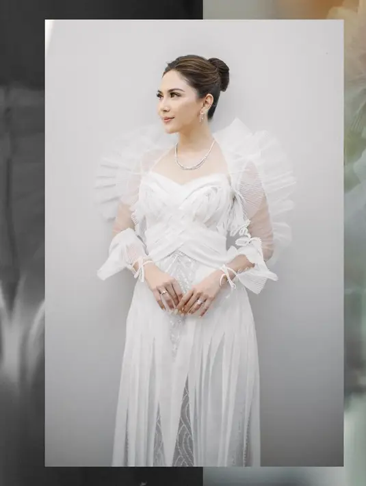 Jeffry Tan bercerita jika ia dan Mila sama-sama jadi konseptor dress-nya. Dengan konsep ringan dan elegan untuk perayaan intim di Bali. [Foto: Instagram @jscmila]