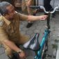 Wakil Wali Kota Bandung Yana Mulyana melihat prototipe sepeda lipat Kreuz yang dipajang di kawasan Cikondang, Kota Bandung, Senin (24/8/2020). (Liputan6.com/Huyogo Simbolon)