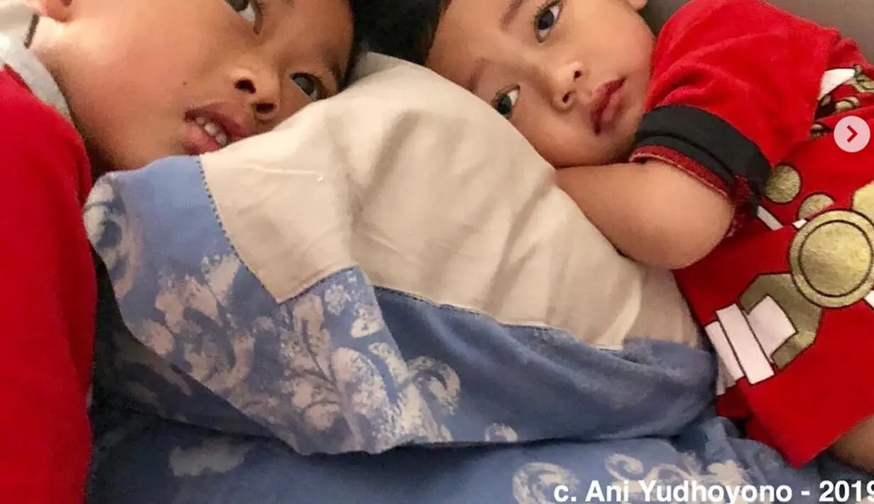 Walaupun masih susah buka mata karena jet lag, akhirnya mereka bermain dan berkumpul kembali, 5 Januari 2019. (Liputan6.com/IG/@aniyudhoyono)