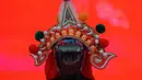 Sebuah robot humanoid yang mengenakan hiasan kepala tradisional dipamerkan selama pratinjau media pameran kuil robot menjelang Tahun Baru Imlek di Beijing, China, Jumat 13 Februari 2026. (AP Photo/Vincent Thian)
