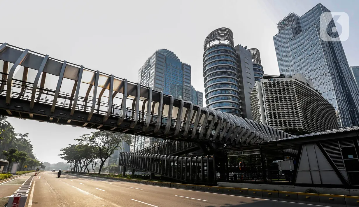 Beberapa kendaraan melintas di salah satu ruas jalan utama Jakarta, Kamis (13/5/2021). Jalanan Ibu Kota lengang pada libur hari Idul Fitri 1442 H. (Liputan6.com/Johan Tallo)