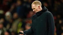 Legenda Manchester United, Paul Scholes, melihat ponselnya sebelum pertandingan Liga Europa antara Manchester United dan Real Sociedad di stadion Old Trafford di Manchester, Inggris, Kamis, 13 Maret 2025. (AP Photo/Dave Thompson)