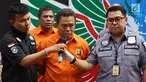 Kabid Humas Polda Metro Jaya Kombes Argo Yuwono (tengah) menunjukkan barang bukti beserta tersangka kasus tindak pidana narkotika jenis sabu di Polda Metro Jaya, Jakarta, Kamis (15/8/2019). Polisi menangkap tokoh pemuda Umar Kei beserta tiga orang lainnya. (Liputan6.com/Immanuel Antonius)