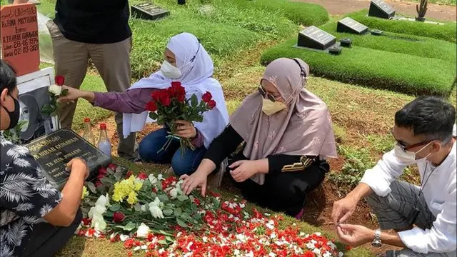 Potret Rekan Seleb Tanah Air Ziarah ke Makam Rina Gunawan. (Sumber: Kapanlagi.com)