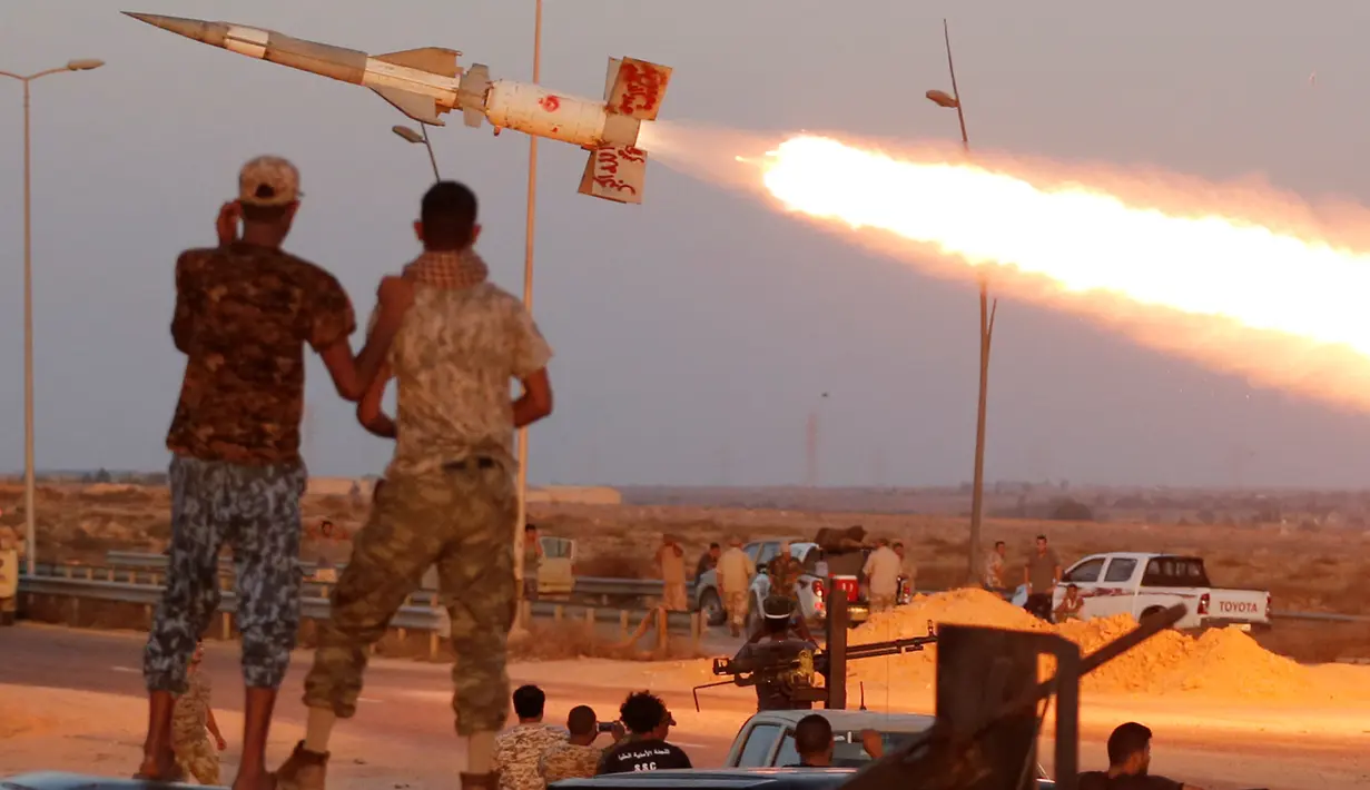 Para pasukan Libya yang berkoalisi dengan PBB melihat roket yang ditembakan ke arah pasukan ISIS saat bertempur di Sirte, Libya, (4/8). (REUTERS/Goran Tomasevic)
