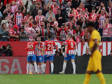 Para pemain Girona merayakan gol yang dicetak oleh Portu ke gawang Barcelona pada laga pekan ke-34 Liga SPanyol di Stadion Montilivi, Sabtu (4/2/2024). Girona menang dengan skor 4-2. (AFP/Lluis Gene)