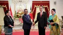 Presiden Jokowi berjabat tangan dengan PM Timor Leste Rui Maria De Araujo (kedua kiri) di Istana Merdeka, Jakarta, Rabu (26/8). Keduanya melakukan pertemuan bilateral untuk meningkatkan kerjasama Indonesia dan Timor Leste. (Liputan6.com/Faizal Fanani)
