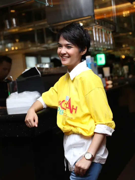 Ditemui usai peluncuran poster film KMGP, dirinya merasa kaget saat ditunjuk untuk memerankan tokoh Gita dalam film yang diangkat dari novel karangan Helvy Tiana Rosa itu.  (Andy Masela/Bintang.com)