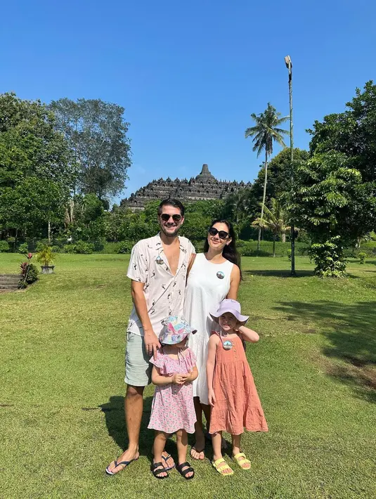 Selama ini, Marisssa bersama suami, Benedikt Brueggemann menetap di Singapura. Momen bersama dua putrinya, Alaia Moana atau Allie dan Olivia Luna atau Ollie, yang menggemaskan di Candi Borobudur, Magelang, Jawa Tengah. [Instagram/marissaln]