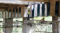 Perbaikan di Jembatan Cisomang. (Liputan6.com/Abramena)