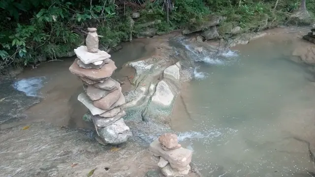 Batu bertumpuk di sungai Brongkol argodadi sedayu bantul gegerkan warga