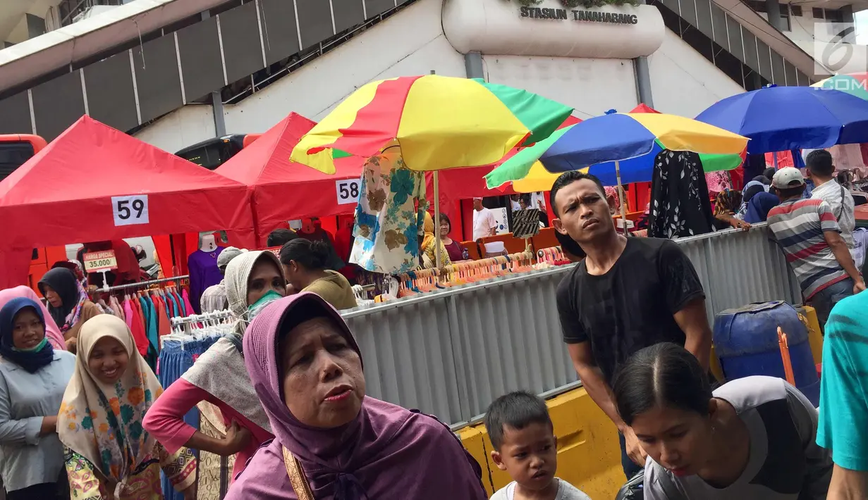 Pedagang berjualan di sepanjang jalan di depan Stasiun Tanah Abang, Jakarta, Jumat (22/12). Terkait penataan PKL, Pemprov DKI Jakarta mulai menutup sepanjang jalan di depan Stasiun Tanah Abang pukul 08.00-18.00 WIB. (Liputan6.com/Immanuel Antonius)
