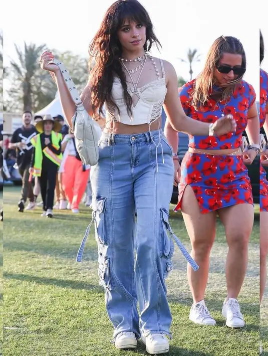 Camila Cabello tampak hadir mengenakan cropped bustier top, celana jeans, serta beberapa aksesori kalung mutiara. [Foto: IG/evashionma].
