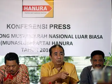 Pendiri Partai Hanura, Djafar Badjeber (kedua kanan) menyampaikan keterangan pers di Jakarta, Kamis (27/10). Pendiri Partai Hanura mendesak Wiranto untuk melaksanakan Munaslub untuk memilih Ketua Umum yang baru. (Liputan6.com/Johan Tallo)