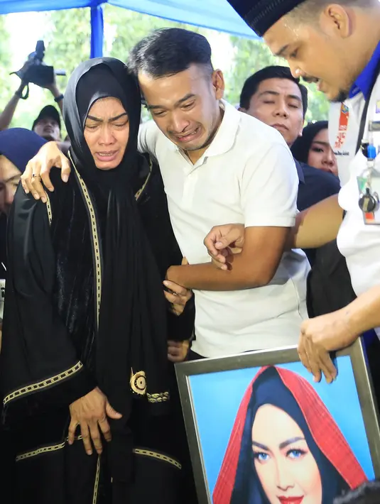 Kepergian penyanyi sekaligus aktris yang akrab disapa Jupe ini menjadi luka yang amat pedih bagi orang-orang terdekatnya. Terlihat dari suasana pemakaman Jupe pada Sabtu (10/6) sore hari. (Bambang E.Ros/Bintang.com)