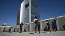Orang-orang berolahraga di luar ruangan di Mexico City pada 21 Januari 2021. Gimnasium di Mexico City beradaptasi dengan ruang terbuka dalam menghadapi lonjakan virus corona COVID-19. (Photo by CLAUDIO CRUZ / AFP)