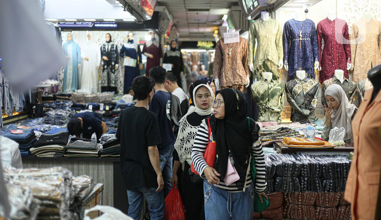 Kondisi ini membuat lorong-lorong pasar tampak cukup padat meski tidak sampai berdesak-desakan. (Liputan6.com/Faizal Fanani)