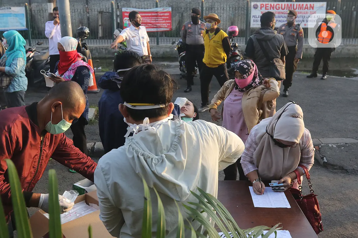 Penumpang KRL Commuter Line di Stasiun Bekasi Ikuti Tes Swab PCR