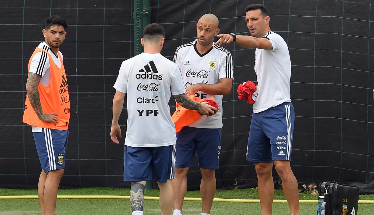 Para pemain Argentina berdiskusi saat latihan di Pusat Pelatihan Joan Gamper, Barcelona, Sabtu (2/6/2018). Latihan ini merupakan persiapan jelang Piala Dunia 2018. (AFP/Lluis Gene)