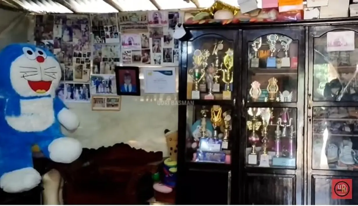 Potret sederhana rumah Sridevi pemenang D'Academy 5 yang berada di Prabumulih. (Sumber: YouTube/UDRI BASMAN)