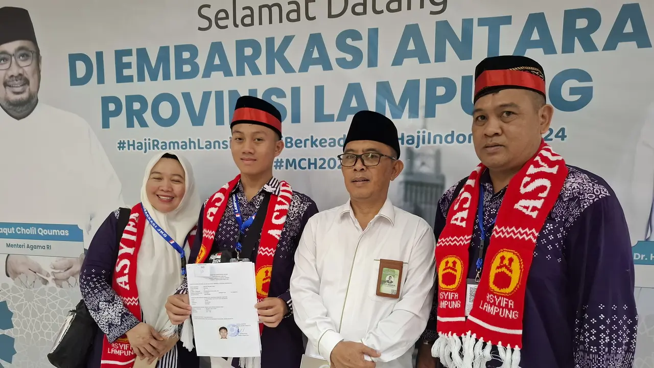 Aqilah Galan Fabil (18) calon jemaah haji termuda dari Lampung  yang akan berangkat ke tanah suci. Foto : (Liputan6.com/Ardi)