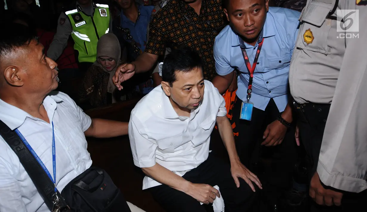 Tersangka korupsi proyek E-KTP Setya Novanto (tengah) jelang mengikuti sidang perdana di Pengadilan Tipikor, Jakarta, Rabu (13/12). Sidang beragendakan pembacaan dakwaan dari Jaksa Penuntut Umum KPK. (Liputan6.com/Helmi Fithriansyah)