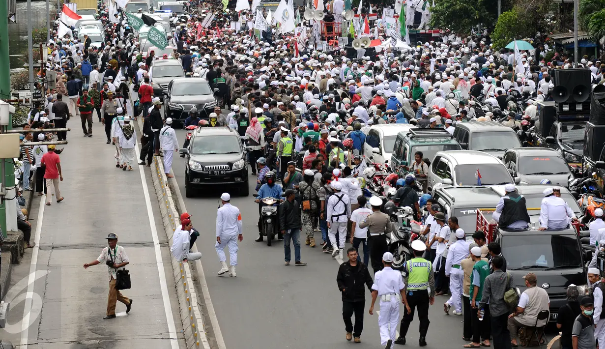 Massa gabungan berkumpul di depan PN Jakarta Utara saat sidang kasus dugaan penodaan agama dengan terdakwa Basuki Tjahaja Purnama, Selasa (27/12). Sidang beragendakan putusan sela dari majelis hakim. (Liputan6.com/Helmi Fithriansyah)