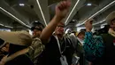 Jemaah Muslim melemparkan kerikil ke tiang-tiang sebagai simbol pelemparan batu ke setan pada hari kedua ritual, salah satu upacara terakhir ibadah haji tahunan, di Mina, Arab Saudi, Kamis 28 Mei 2026. (AP Photo/Altaf Qadri)
