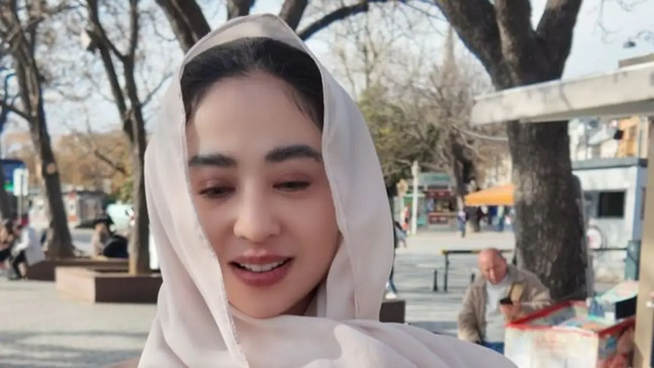 Potret Dewi Perssik Liburan di Turki Setelah Umroh (credit: https://www.instagram.com/dewiperssik9/)