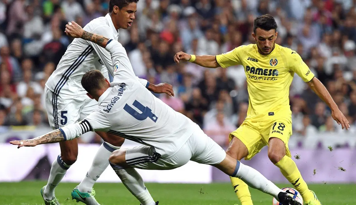 Pemain Real Madrid berusaha menghadang pemain Villarreal, Nicola Sansone, pada laga La Liga 2016-2017, Kamis (22/9/2016) dini hari WIB. (AFP/Gerard Julien)