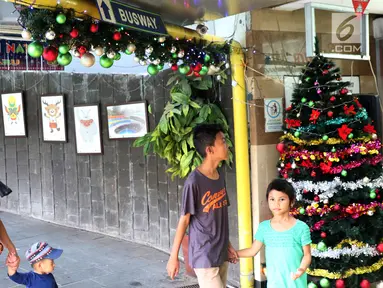 Warga melintas di Terowongan Penyebrangan Orang (TPO) Kota Tua, Jakarta, Jumat (21/12). Jelang perayaan Natal 2018, TPO Kota Tua dihiasi pernak-pernik. (Liputan6.com/Helmi Fithriansyah)