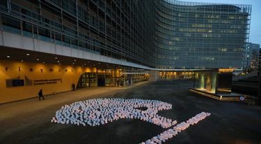 Sebuah instalasi terlihat di luar kantor pusat Komisi Eropa di Brussel, Belgia (14/12/2020). Para aktivis lingkungan mengerjakan sebuah instalasi untuk menyerukan perlindungan hutan. (Xinhua/Zheng Huansong)