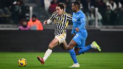 Pemain Juventus, Federico Chiesa (kiri), mengontrol bola dibayangi pemain Napoli, Juan Jesus, dalam pertandingan pekan ke-15 Liga Italia 2023/2024 yang berlangsung di Allianz Stadium, Sabtu (9/12/2023) dini hari WIB. (AFP/Marco Bertorello)