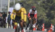 Atlet balap sepeda Indonesia, Nurfendi (belakang) bersama pilotnya Mufti Fadilah (depan) memacu kecepatan dalam kategori Road Cycling Men's B - Time Trial di ASEAN Para Games 2025 di Suranaree University of Technology, Nakhon Ratchasima, Thailand, Rabu (21/1/2026). Nurfendi berhasil meraih emas pertama untuk kontingen Indonesia. (DOK NPC Indonesia)