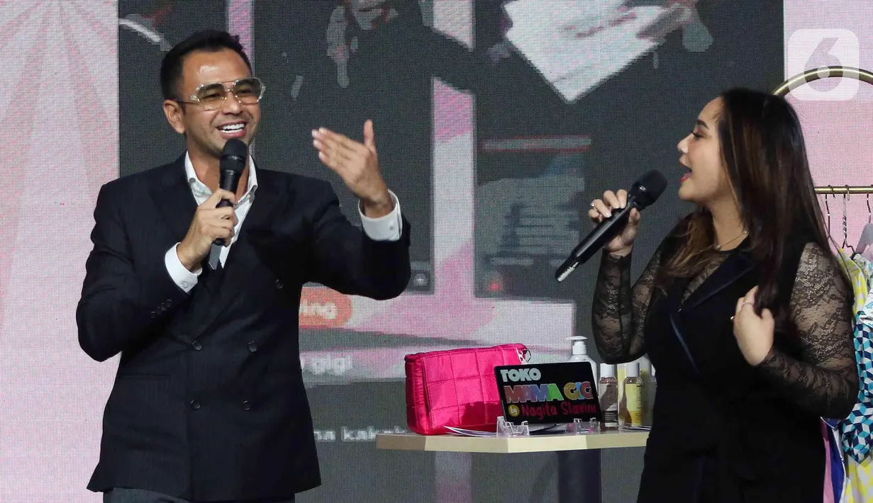 Co-Founder & Chairman Rans Entertainmen, Raffi Ahmad dan Nagita Slavina saat gelaran Emtek Connect 2023 di SCTV TOWER, Jakarta, Rabu (1/2/2023). Emtek Connect 2023 merupakan pertemuan antar kolega dalam ekosistem Emtek untuk kolaborasi serta partisipasi dalam menghadapi berbagai tantangan. (Liputan6.com/Herman Zakharia)