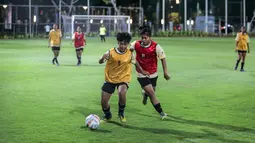 Suasana latihan Timnas Indonesia Putri U-17 yang berlangsung di Lapangan A Kompleks Stadion Utama Gelora Bung Karno (SUGBK), Senayan, Jakarta, Rabu (27/03/2024). Latihan tersebut merupakan bentuk persiapan untuk Piala Asia U-17 yang bergulir di Bali pada 6-19 Mei 2024. (Bola.com/Bagaskara Lazuardi)