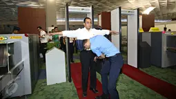 Menteri Perhubungan Budi Karya Sumadi melewati pos pemeriksaan saat akan meninjau aktivitas Terminal 3 Bandara Soekarno-Hatta di Tangerang, Banten, Selasa (9/8). Terminal 3 Bandara Soetta resmi beroperasi dini hari tadi (Liputan6.com/Immanuel Antonius)