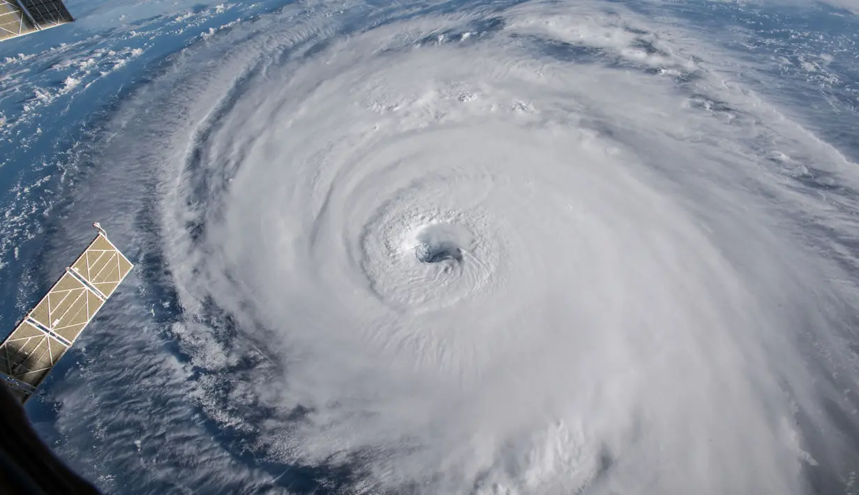 Foto yang dirilis NASA memperlihatkan Badai Florence terlihat dari Stasiun Luar Angkasa Internasional, Rabu (12/9). Pusat Badai Nasional (NHS) menyebut badai Florence memiliki kekuatan dan kecepatan dua kali lipat dari angin topan. (HO / NASA / AFP)