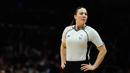 Lauren Holtkamp terlihat cantik dan tegas saat memimpin laga NBA Minnesota Timberwolves vs Los Angeles Clippers di Staples Center, Los Angeles, California (3/2/2016).   (Sean M. Haffey/Getty Images/AFP)