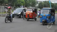 Tahun 2015 bajaj orange  dilarang melintas di kawasan DKI Jakarta. Sebagai gantinya akan dioperasikan bajaj biru yang berbahan bakar gas, Jakarta, Rabu (4/3/2015). (Liputan6.com/Herman Zakharia)