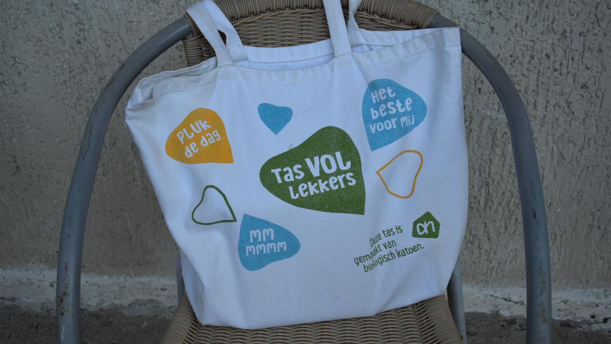 5 Cara Merawat Tote Bag Kanvas agar Awet Hot Liputan6